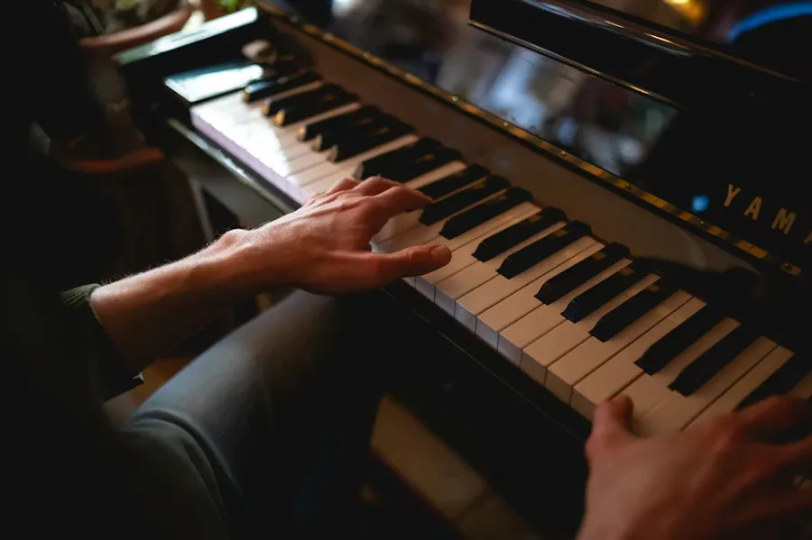 A pianist keeping relaxed posture at the keyboard
